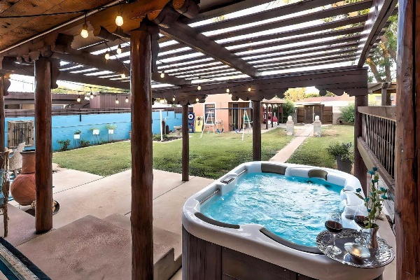 Fam-Friendly Clovis Hideaway with Yard and Pergola image 1