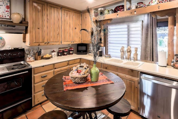 Fam-Friendly Clovis Hideaway with Yard and Pergola image 10