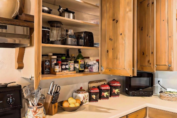 Fam-Friendly Clovis Hideaway with Yard and Pergola image 11