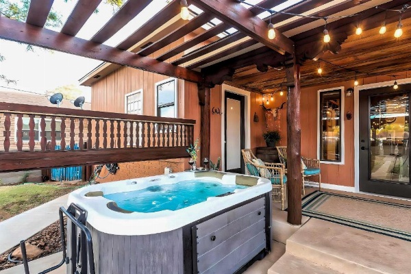 Fam-Friendly Clovis Hideaway with Yard and Pergola image 19